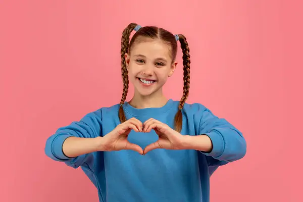 Chica Joven Parte Superior Azul Crea Una Forma Corazón Con — Foto de Stock