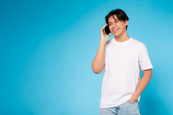 Neşeli Bir Asyalı Genç Adam Ayakta Duruyor Akıllı Telefonuyla Güzel — Stok fotoğraf