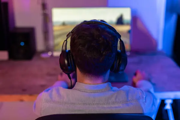 Focused Gamer Plays Fast Paced Racing Game His Computer Monitor — Stock Photo, Image