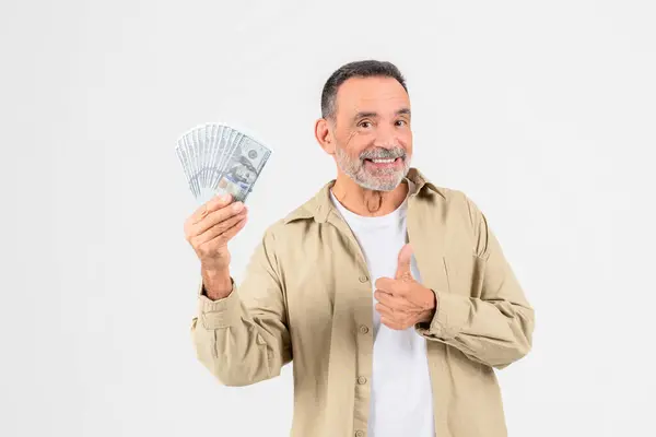 Sonriente Hombre Edad Avanzada Atuendo Casual Tiene Fan Dinero Efectivo —  Fotos de Stock