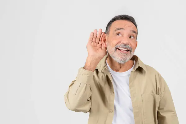 有胡子的老年男子 双手对耳朵的姿势 表示在浅色背景下专心听或听觉有困难 — 图库照片