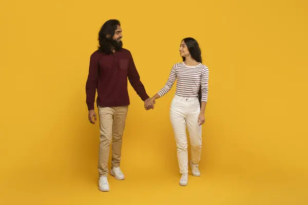 Två Personer Man Och Kvinna Och Hålla Hand Med Gul — Stockfoto