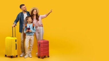 Mutlu bir aile ve bavulları parlak sarı bir arka planda, tatil için seyahat etmeye hazır bir şeyi gösteriyor.