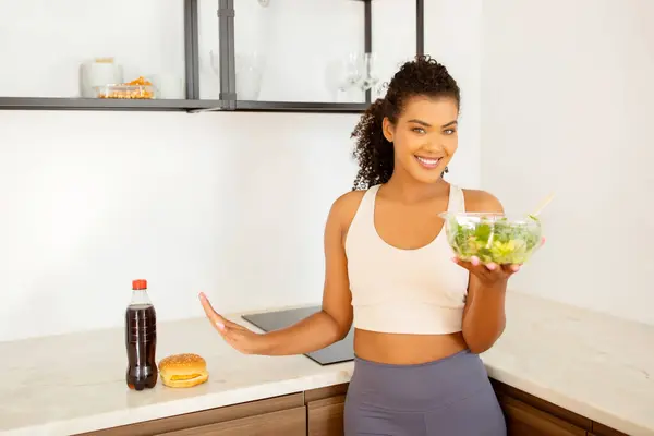 Junge Frau Fitnessbekleidung Hält Salat Und Trifft Der Küche Eine — Stockfoto