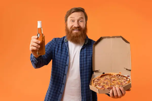 Redhaired Skäggig Kille Casual Håller Pizza Box Och Flaska Ler — Stockfoto