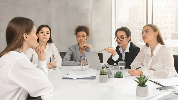 Gruppo Cinque Donne Professioniste Impegnate Una Discussione Tavolo Conferenza Ufficio Foto Stock Royalty Free