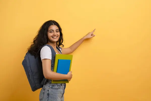 Lächelnder Student Mit Seitlich Auf Gelbem Hintergrund Zeigendem Rucksack Der — Stockfoto