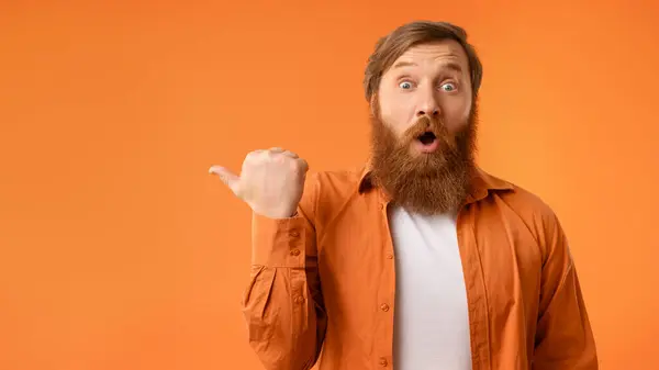 Omg Gran Oferta Sorprendido Hombre Pelirrojo Con Barba Señalando Dedo — Foto de Stock