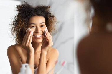 Makyaj Çıkarma. Afro-Amerikan Kız Banyoda Ayna Yanında Pamuk Pedler Temizlik Yüz Holding. Panorama, Seçici Odak