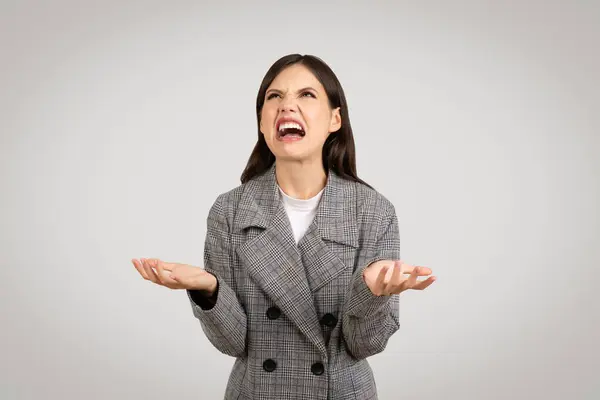Angry Businesswoman Gray Houndstooth Blazer Shouting Hands Raised Exasperation Showing — Stock Photo, Image