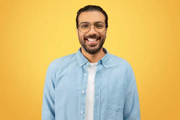 Een Vrolijke Indiaanse Man Met Een Bril Een Blauw Shirt — Stockfoto