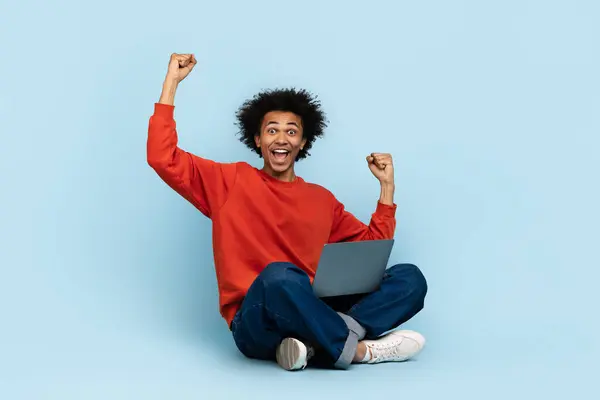 Yerde Dizüstü Bilgisayarla Oturan Afrikalı Amerikalı Adam Zaferle Havayı Yumrukluyor — Stok fotoğraf