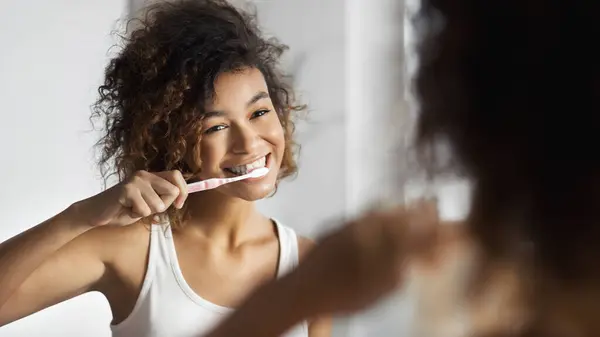 Smiling Young Afro Woman Toothbrush Cleaning Teeth Bathroom Morning Oral — Stock Photo, Image