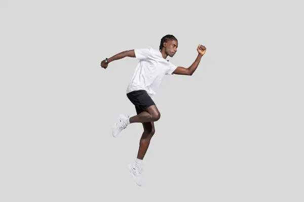 Ung Afroamerikansk Kille Med Atletisk Uppbyggnad Fångas Luften Exemplifiera Dynamik — Stockfoto