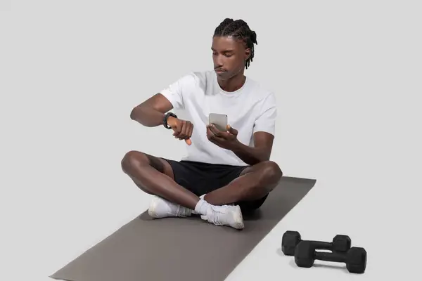 Focused African American Guy Athlete Sits Yoga Mat Looking His — Stock Photo, Image