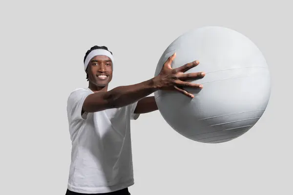 Атлетичный Молодой Афроамериканец Активной Одежде Демонстрирует Грудной Проход Большим Мячом — стоковое фото