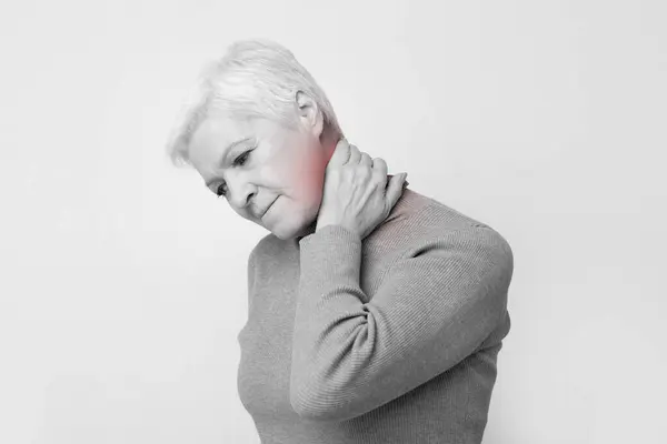 一位年长的欧洲女人紧紧抓住她的脖子 描绘着不舒服的感觉 年岁的脆弱和S3Niorlife阶段的现实 — 图库照片