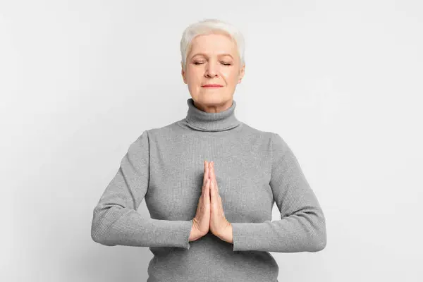 Elderly European Woman Meditation Pose Evoking Sense Spirituality Introspection Indicative — Stock Photo, Image