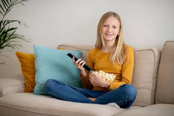 Cheerful Teen Girl Holding Remote Bowl Popcorn Ready Enjoy Relaxing — Stock Photo, Image