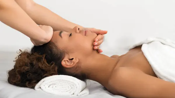 Afro Amerikaanse Meisje Geniet Gezicht Massage Spa Salon Zijaanzicht — Stockfoto