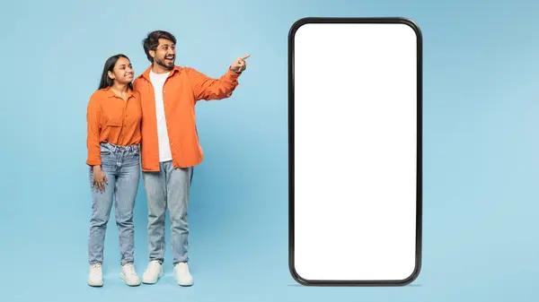 Leerer Smartphone Bildschirm Mit Indischem Paar Hintergrund Das Aufgeregt Zur — Stockfoto