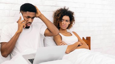 Ne zaman dayanamıyorum her seferinde hes. Laptop ile çalışma ve Evet, Afrikalı-Amerikalı adam görmezden rahatsız eşi, boş alan