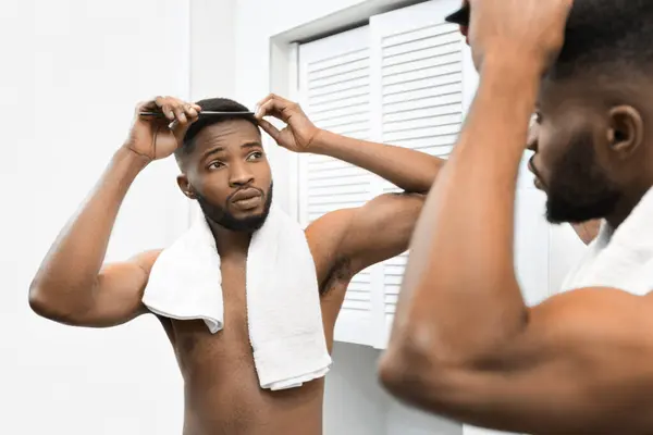 African American Man Focuses Styling His Hair While Looking Bathroom — Stock Photo, Image