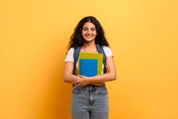 Zelfverzekerde Student Met Blauwe Notitieboekjes Tegen Een Gele Achtergrond Symbool — Stockfoto