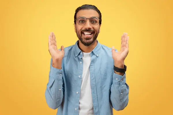 Entusiastisk Indian Med Glasögon Gester För Att Indikera Något Stort — Stockfoto