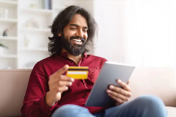 Hombre Indio Sonriente Sosteniendo Una Tarjeta Crédito Una Tableta Digital —  Fotos de Stock