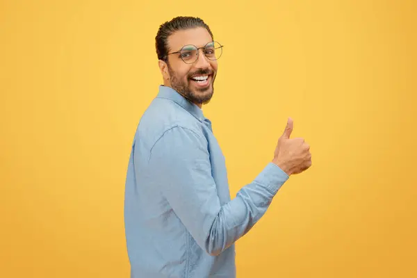 Homem Indiano Positivo Com Uma Barba Óculos Mostrando Polegares Contra — Fotografia de Stock