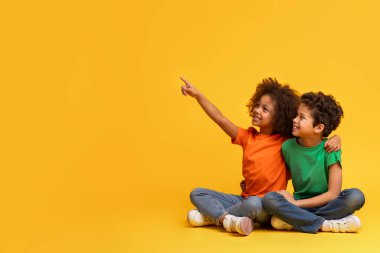 Bir keşif anından etkilenen Afro-Amerikan kardeşler, birlikte oturup, ilgi ve merakla uzaktaki bir şeye bakar ve uzayı kopyalarlar.