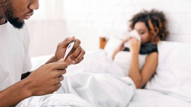 Kocası termometre, boş alan seyir karısı hasta sıcaklığını kontrol