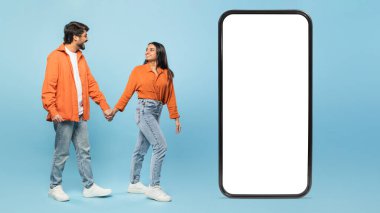 El ele tutuşan Hintli erkek ve kadınların olduğu boş bir akıllı telefon ekranı, taklit amaçlar için ideal.