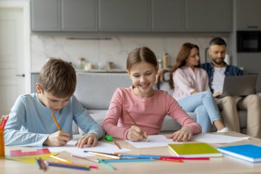 Çocukken sevgi ve aile ilişkilerinin öğretildiği ve desteklendiği bir Avrupa ev sahnesi