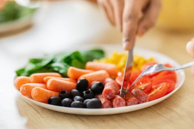 Çeşitli sağlıklı sebzeler ve lezzetli et parçaları içeren renkli bir tabağın enfes yakın çekimi, yemek meraklıları için mükemmel.