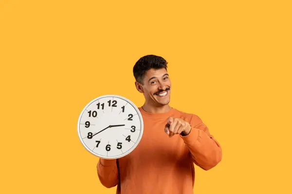 Homem Sorridente Pontos Desgaste Casual Relógio Parede Enquanto Olha Para — Fotografia de Stock