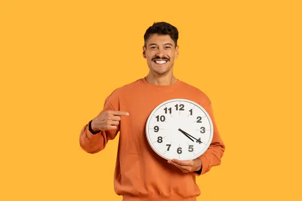 Cara Milenar Com Bigode Segura Relógio Grande Mostrando Pontualidade Gerenciamento — Fotografia de Stock