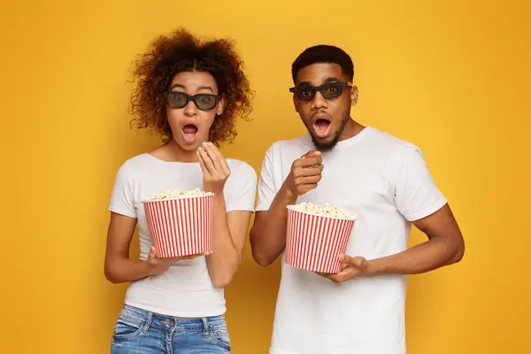 Sorprendido Hombre Negro Mujer Gafas Disfrutando Película Comer Palomitas Maíz — Foto de Stock