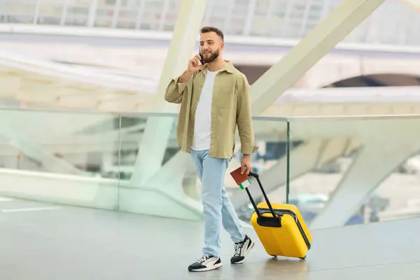 Havaalanı Terminali Nde Bavulla Yürürken Telefonda Konuşan Gülümseyen Adam Ayrılış — Stok fotoğraf