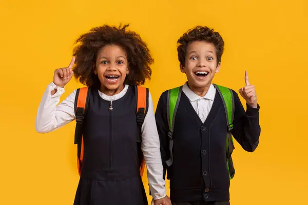 Podekscytowane Afroamerykańskie Rodzeństwo Plecakami Szkolnymi Wyraża Chęć Nauki Nowych Przygód — Zdjęcie stockowe