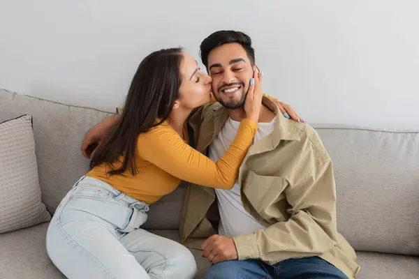 Young Couple Shares Loving Embrace Showing Affection Reconciliation Family Therapy — Stock Photo, Image
