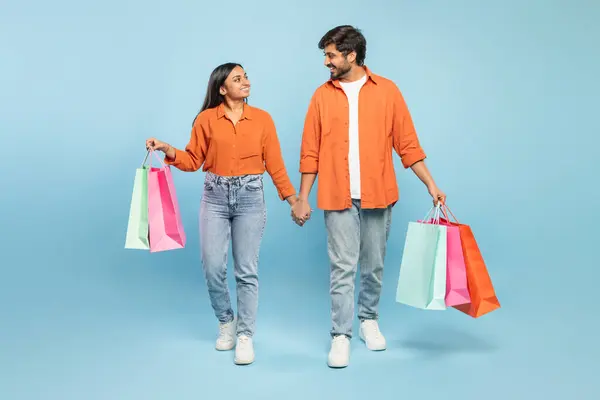 Gülümseyen Hintli Çift Ele Tutuşup Renkli Alışveriş Torbaları Taşıyorlar Hoş — Stok fotoğraf