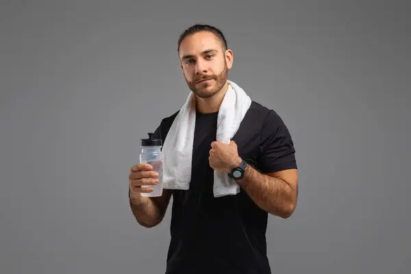 Uomo Concentrato Una Shirt Nera Tiene Una Bottiglia Acqua Asciugamano — Foto Stock