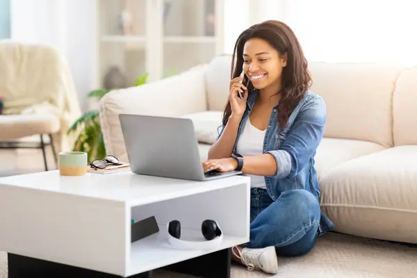 Весела Афроамериканська Леді Весела Розмова Телефону Вдома Використовуючи Ноутбук — стокове фото