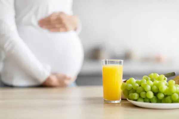 Mujer Embarazada Europea Pie Una Cocina Moderna Centrada Nutrición Con — Foto de Stock