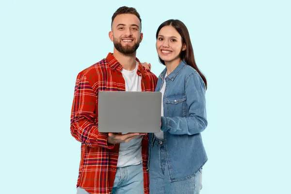 Students Couple Closely Sharing Laptop Screen Epitomizing Zoomer Digital Interaction — Stock Photo, Image