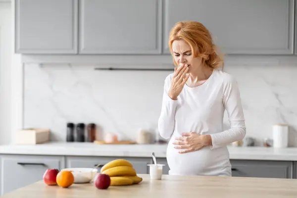 这张图片描述了一位欧洲孕妇在厨房环境的背景下患有晨吐 主要关注营养问题 — 图库照片