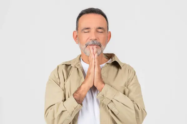 Homem Velho Gesto Oração Contemplativa Olhos Fechados Camisa Bege Casual — Fotografia de Stock