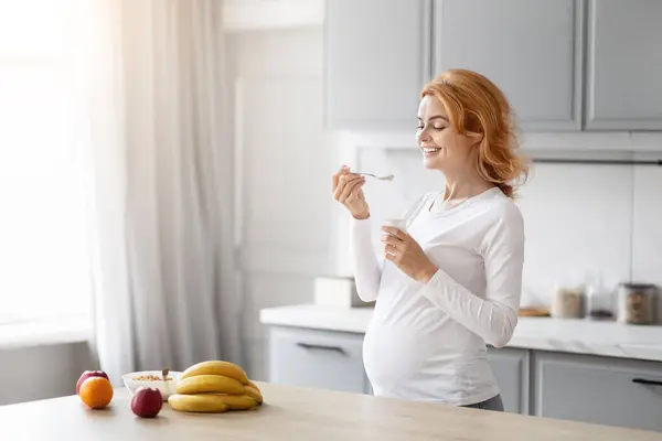 Evropská Těhotná Dáma Výživný Jogurt Své Moderní Kuchyni Podporu Svého — Stock fotografie